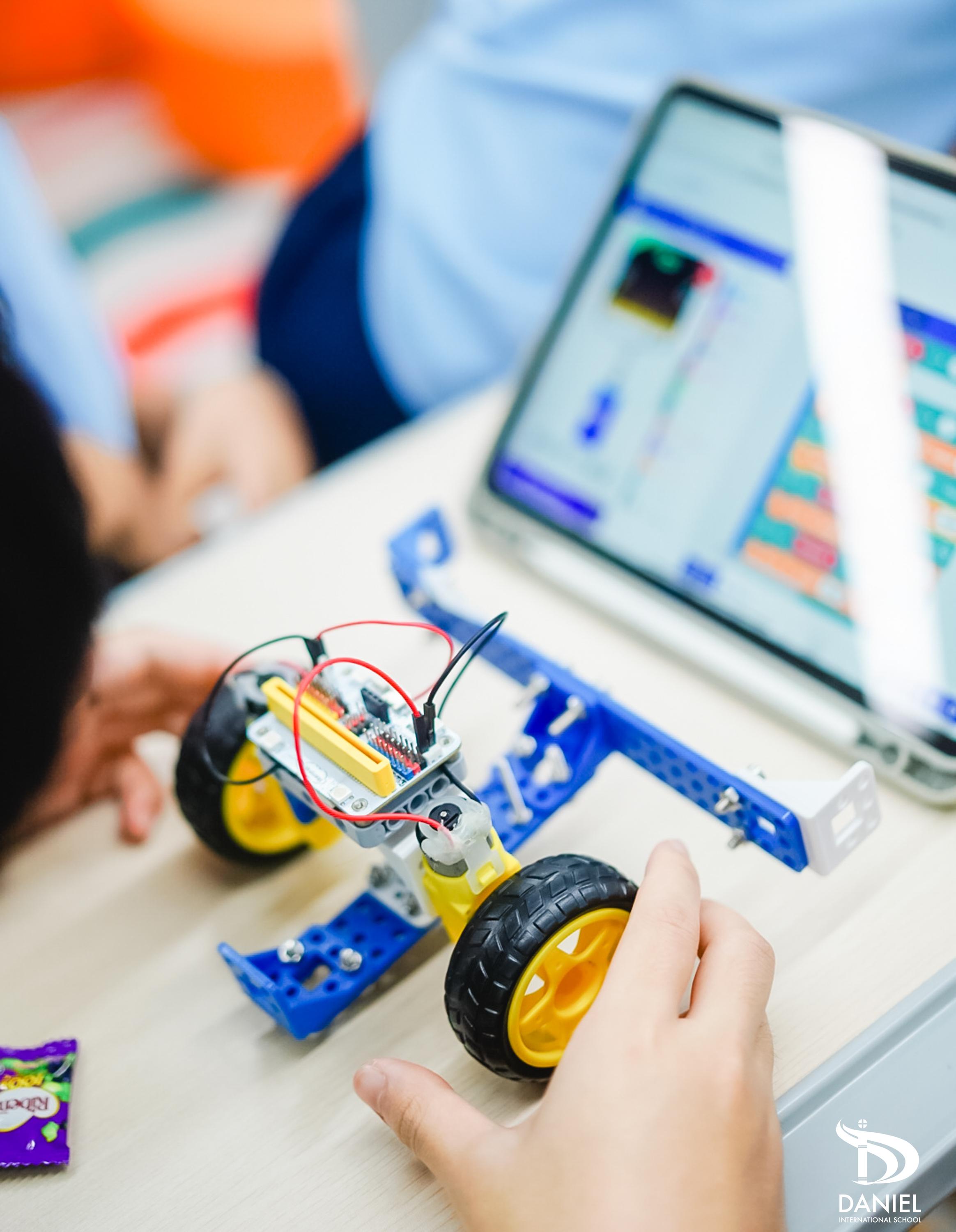 理大一眾師生前往泰南,為當地平民學生舉辦機械車工作坊。