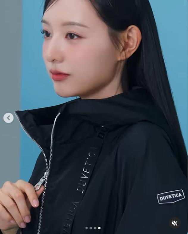 金智身穿黑色上衣,凸顯出纖細的腰線,散發出嫵媚魅力。