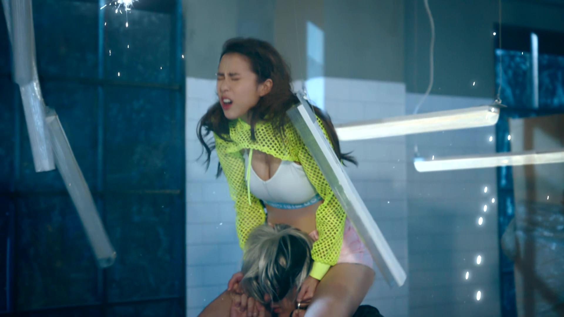 劉穎鏇曬無敵長腿攻擊,使出奪命箍頸較剪腳。