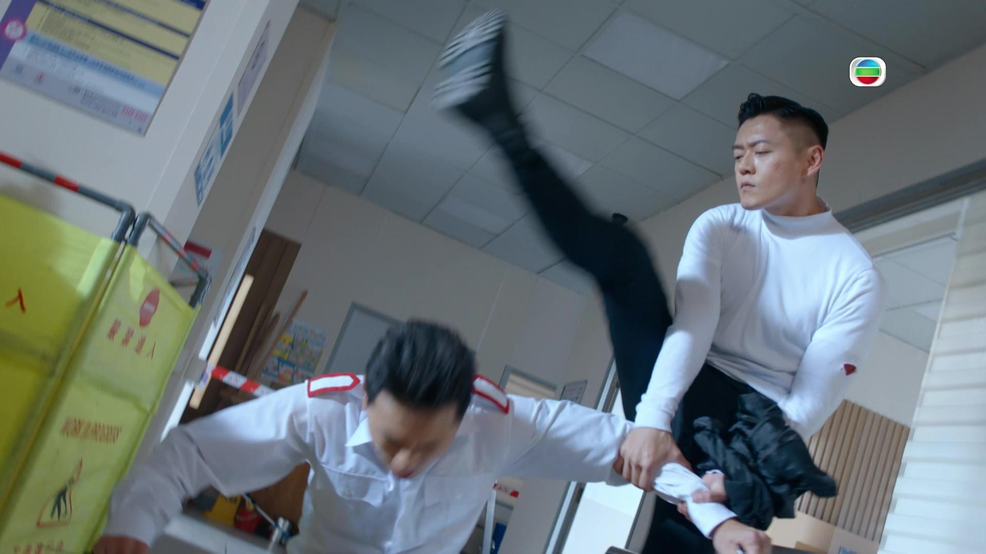 呢幕「踢出新高度」絕對少啲腰力、腳力同柔軟度都唔掂。