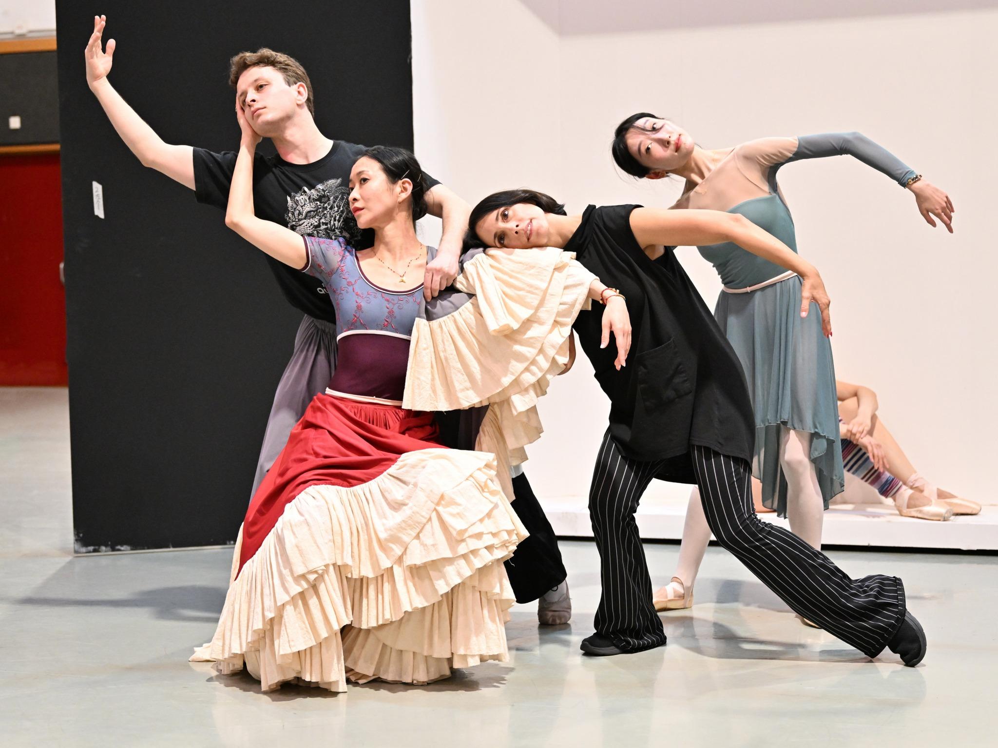 香港芭蕾舞團眾成員,為《芙烈達》積極排練。