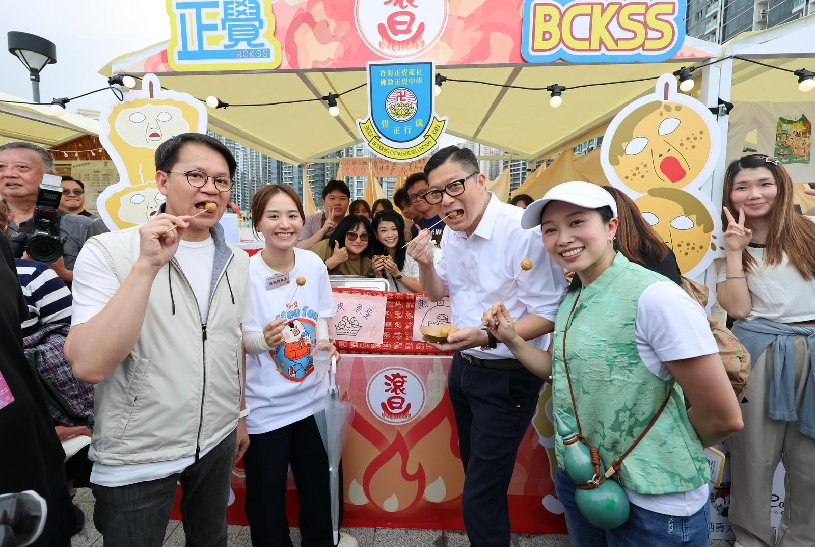 鄧炳強讚民建聯小花莊雅婷(左二)「棄暗投明」,放棄英國大學到北大就讀