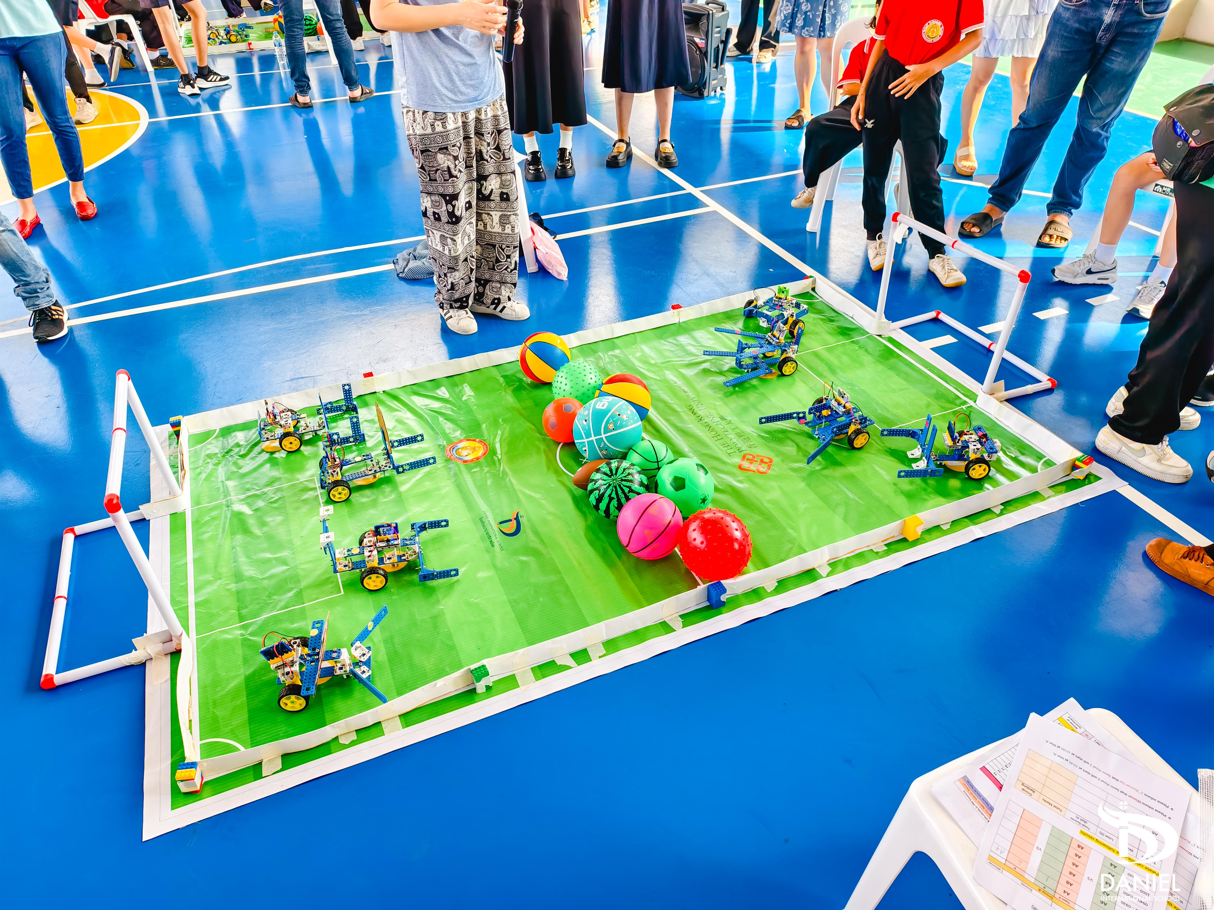 泰國素叻他尼平民學生在機械車比賽中,運用所學的,展示實力。