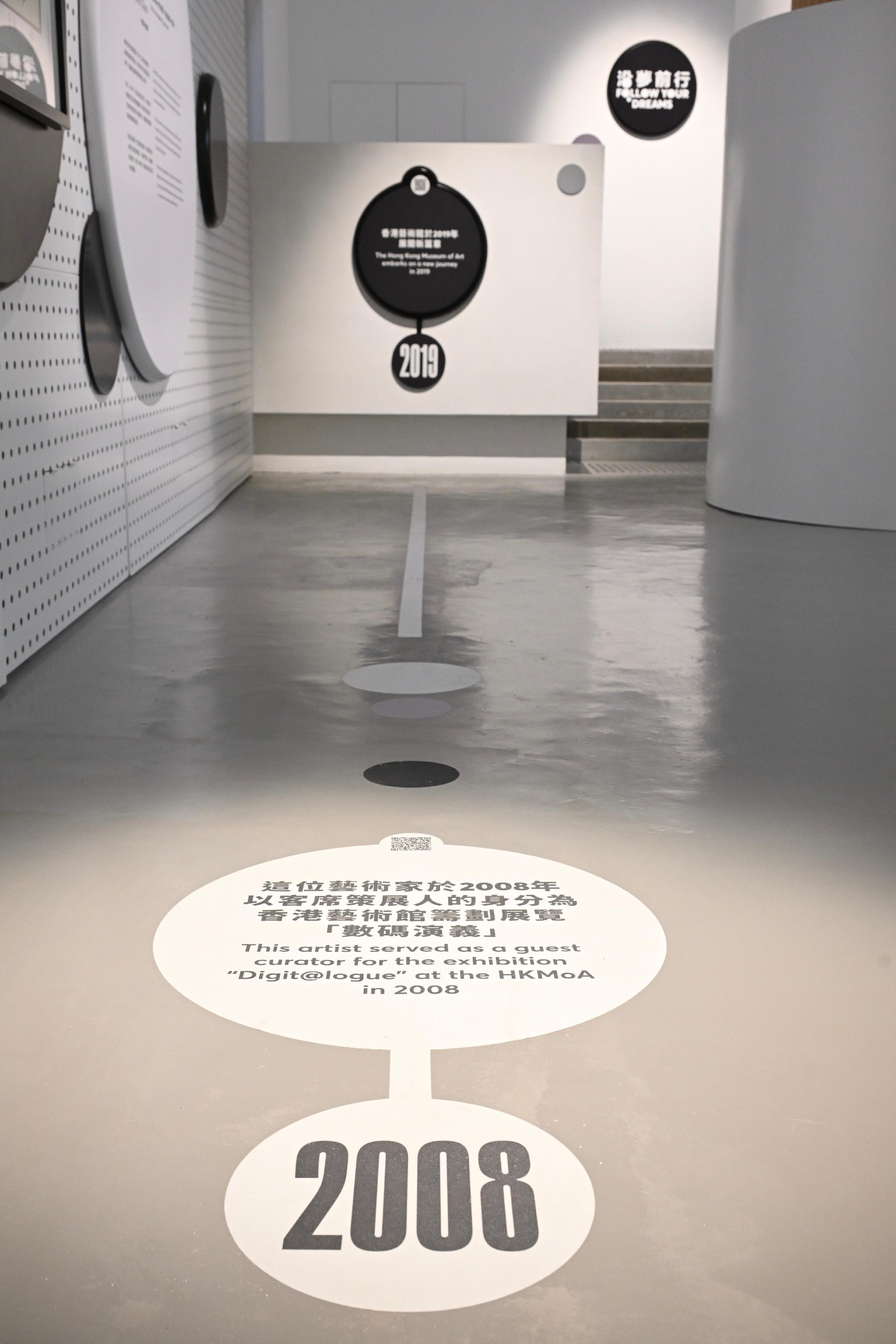 展場內的地貼設計,引導觀眾透過掃描沿途的二維碼,探索多位藝術家的經典瞬間和故事。