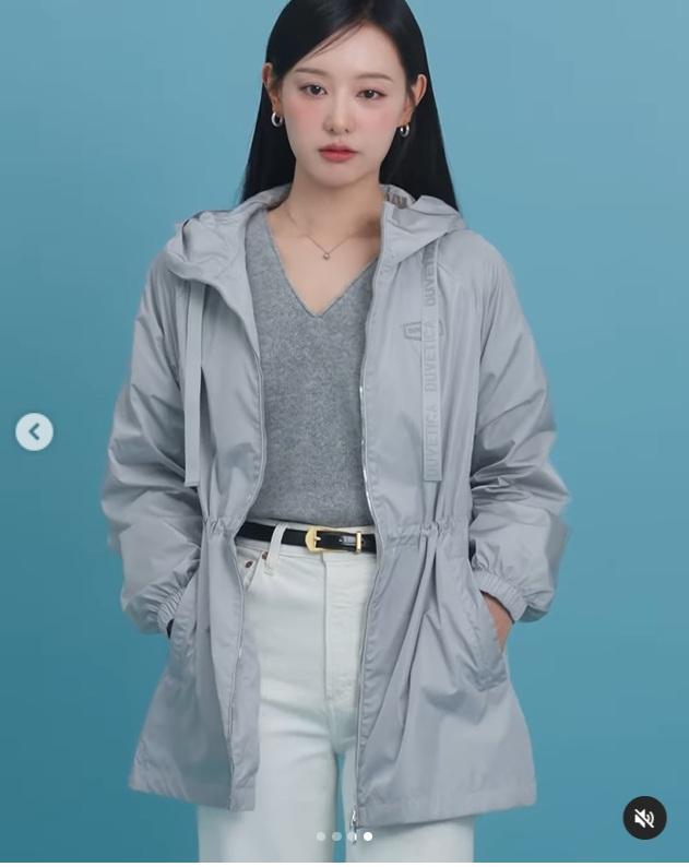 金智媛身著休閒服裝,擺出時尚姿勢。