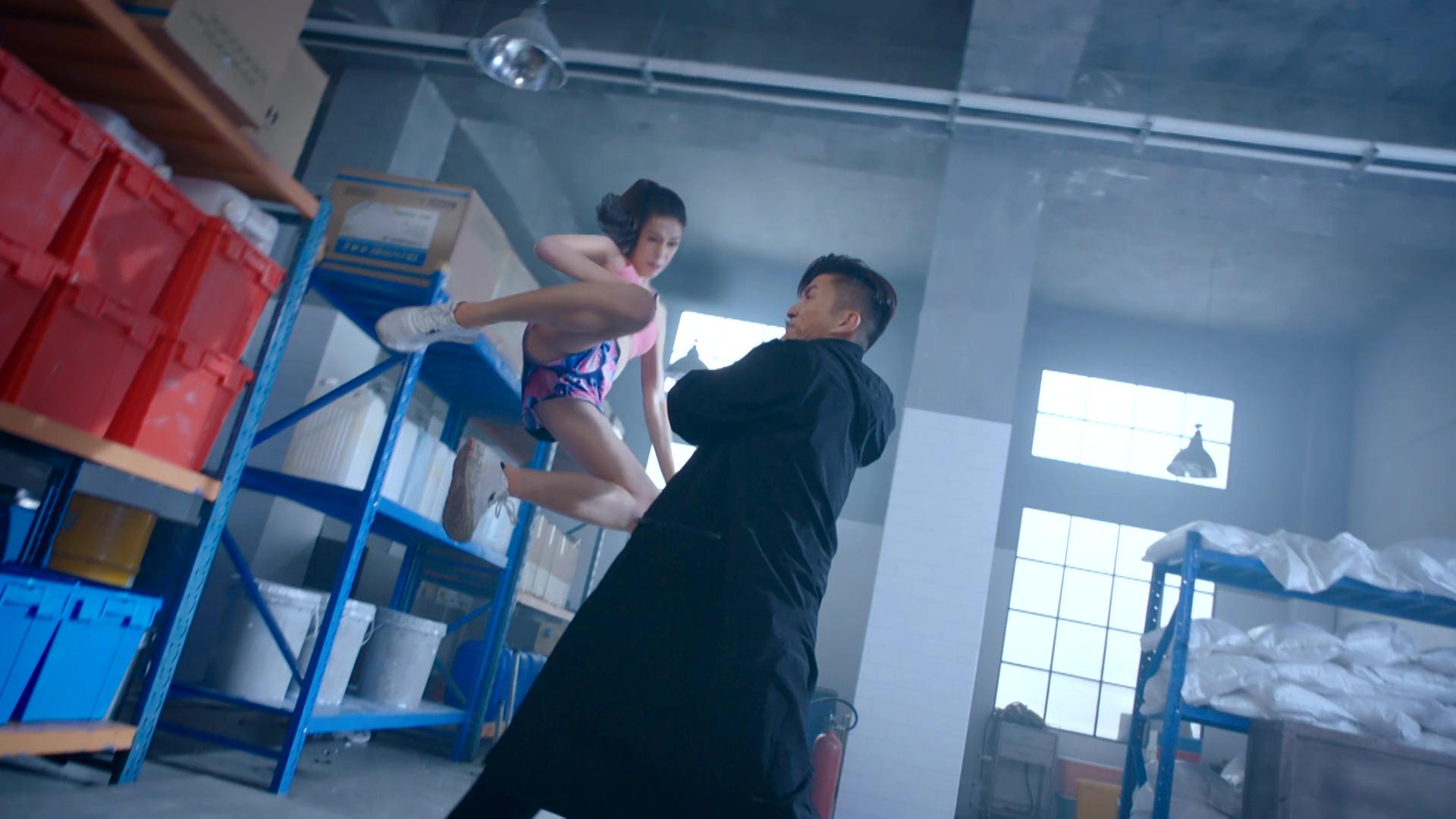 劉穎鏇的逆天長腿大派用場。