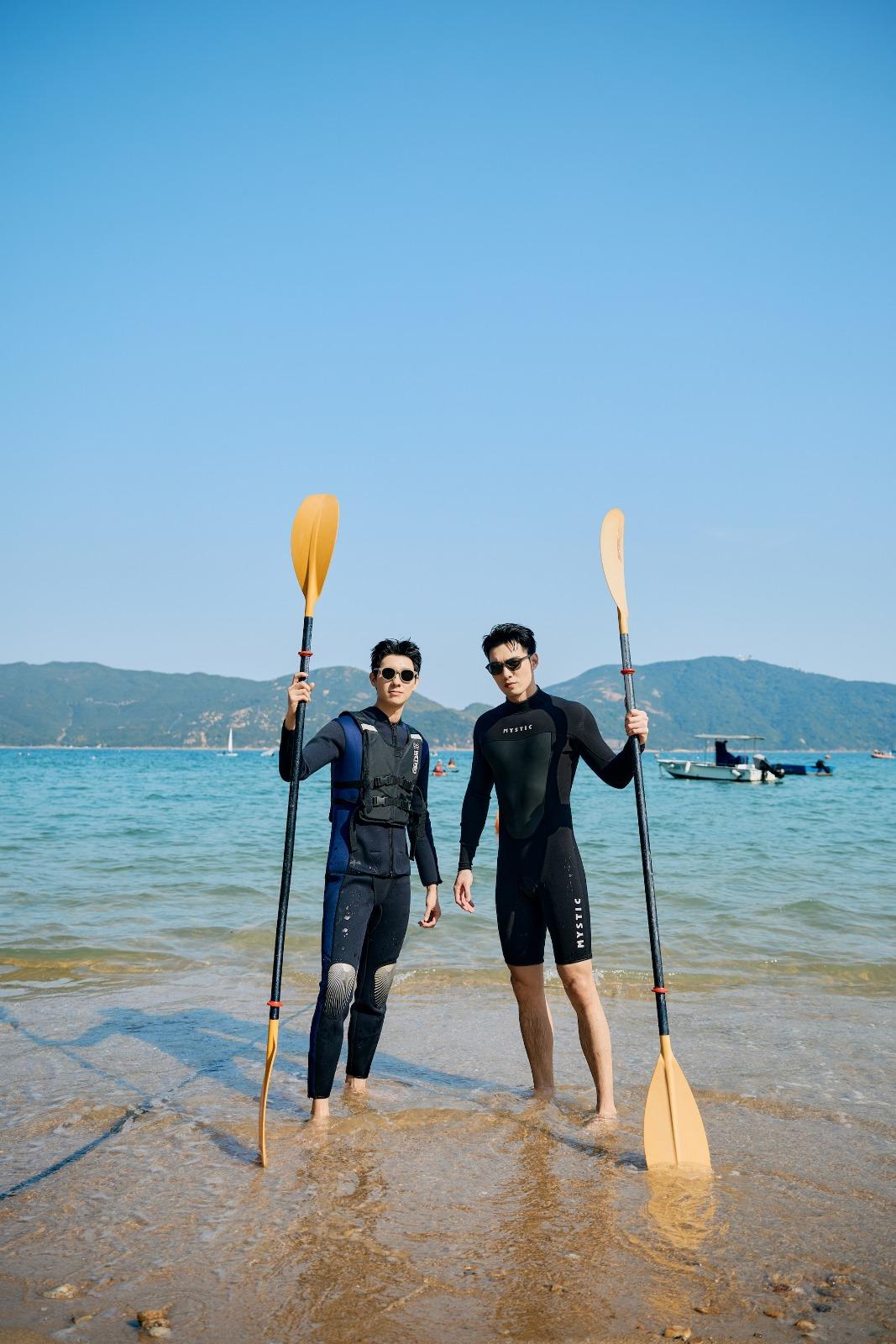 黃偉晉、彭千祐體驗划獨木舟。