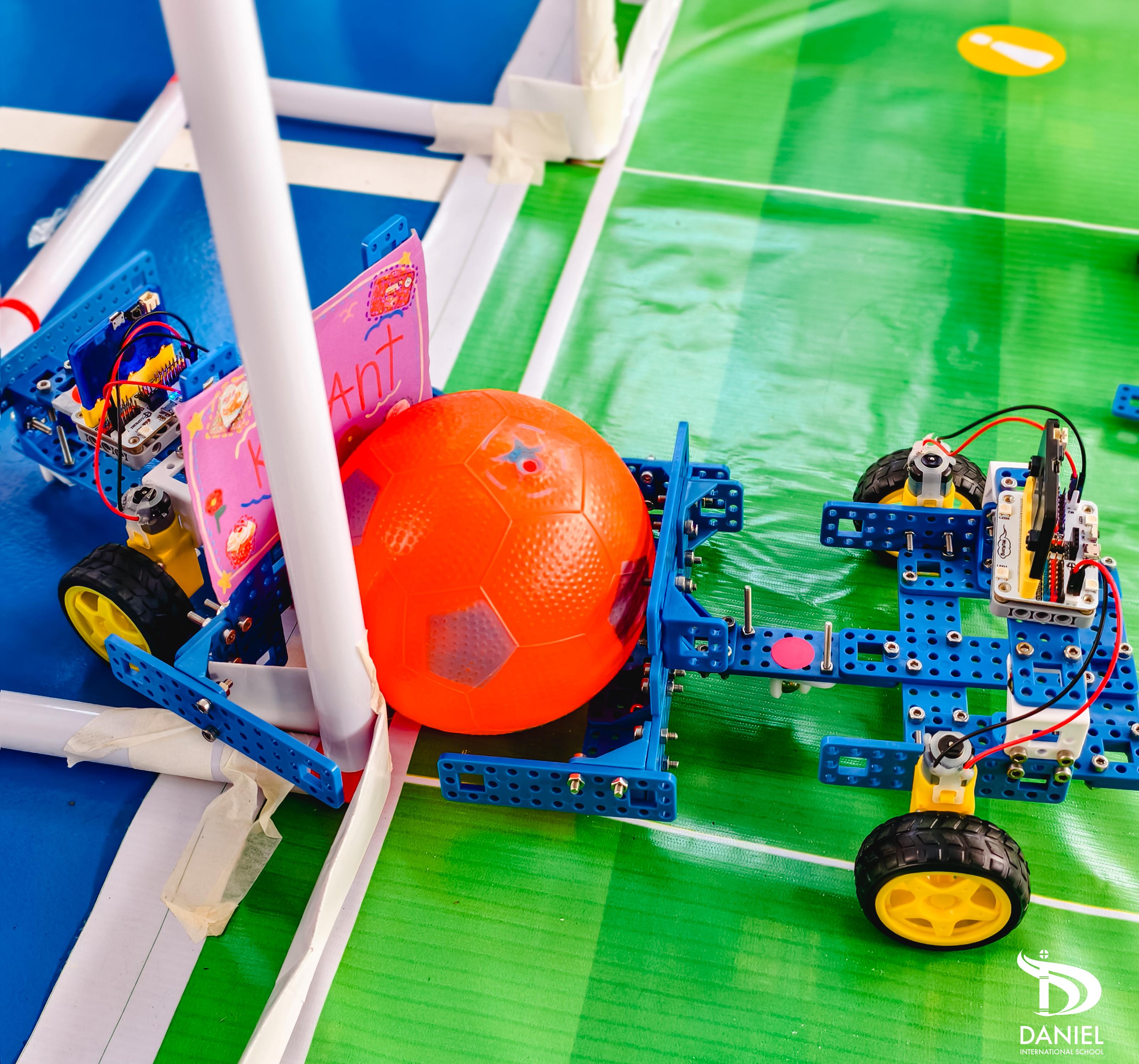 泰國素叻他尼平民學生在機械車比賽中,運用所學的,展示實力。