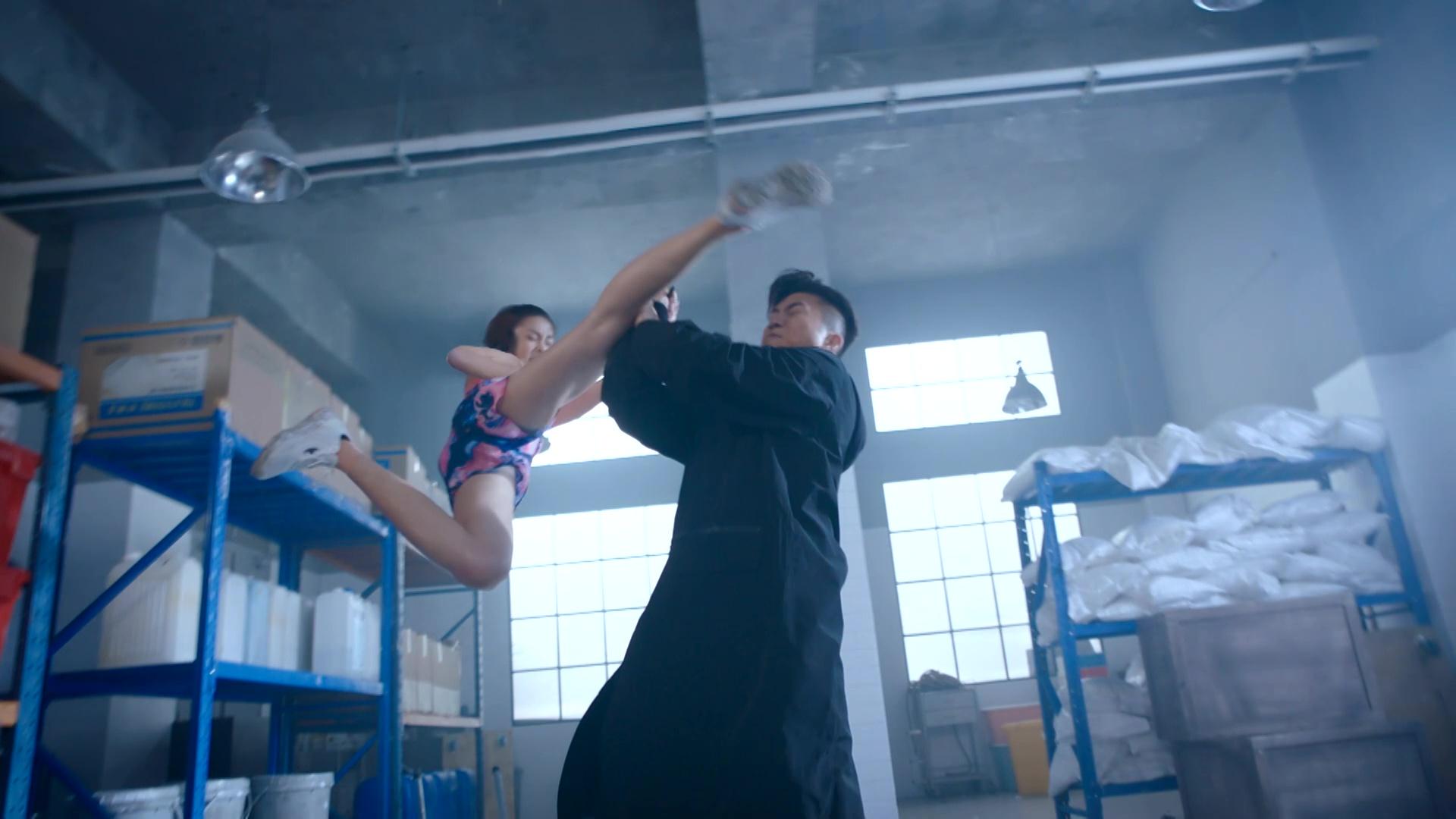 劉穎鏇的逆天長腿大派用場。