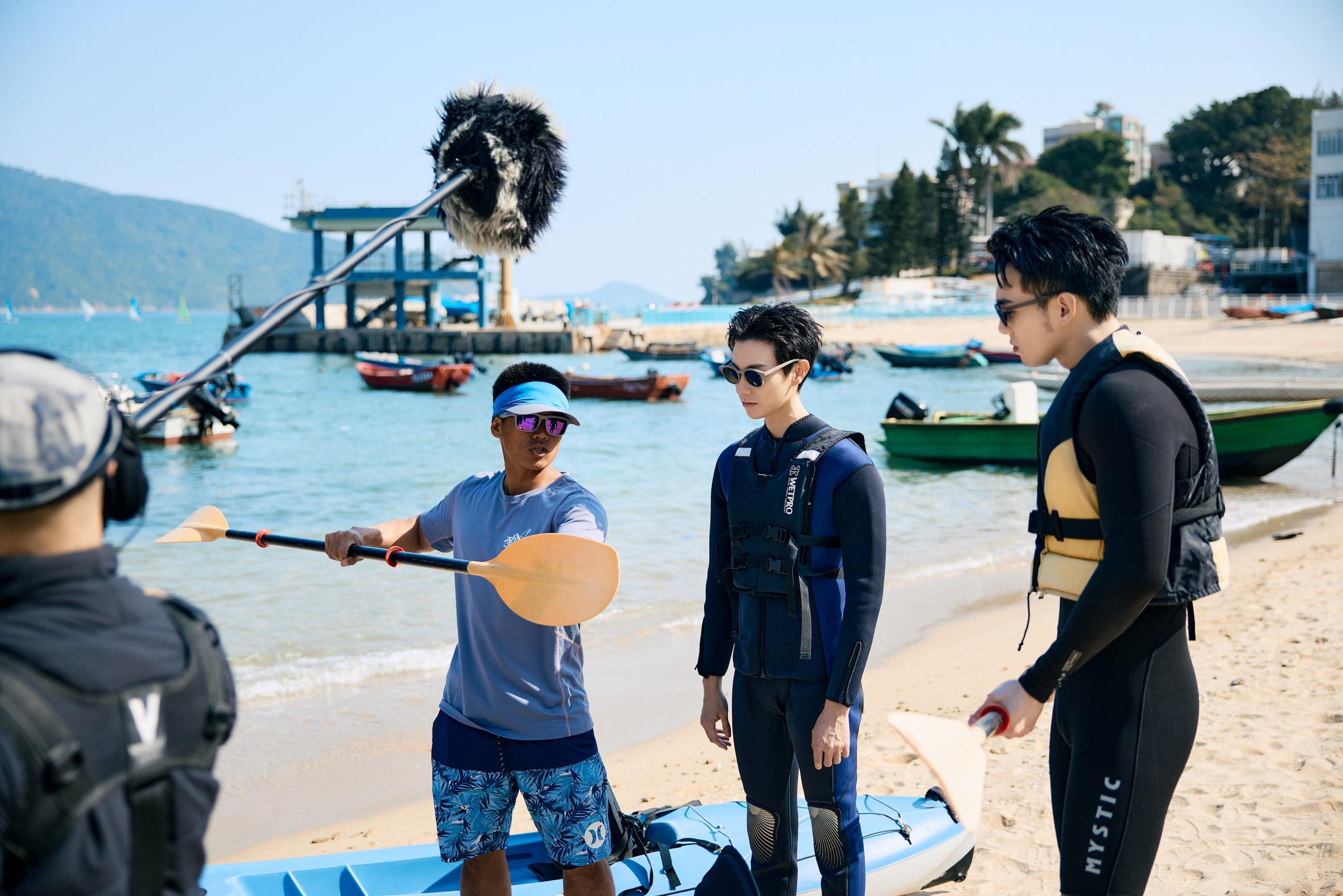 黃偉晉與彭千祐在體驗划獨木舟前留心聆聽教練的悉心教導。