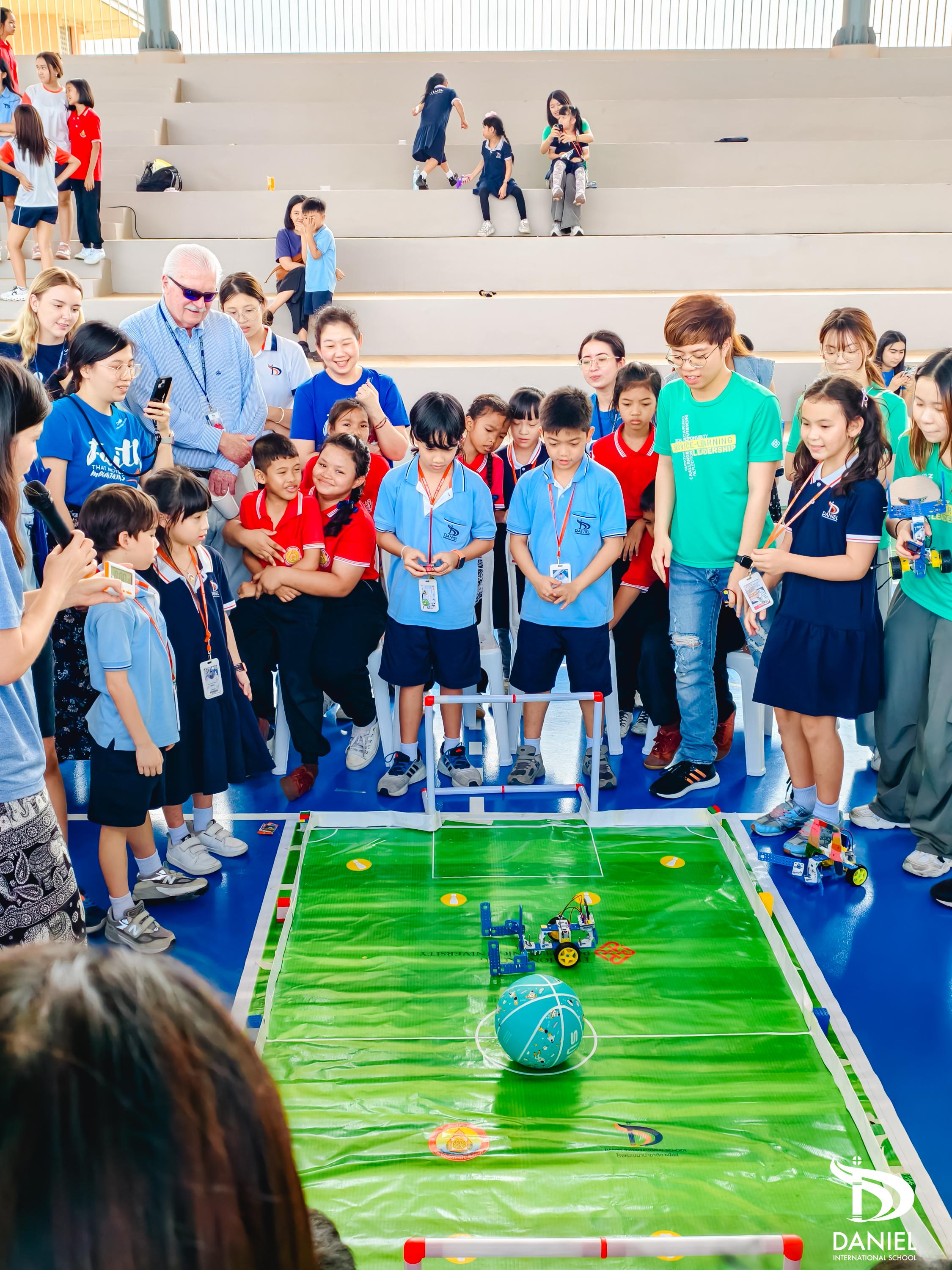 泰國素叻他尼平民學生在機械車比賽中,運用所學的,展示實力。