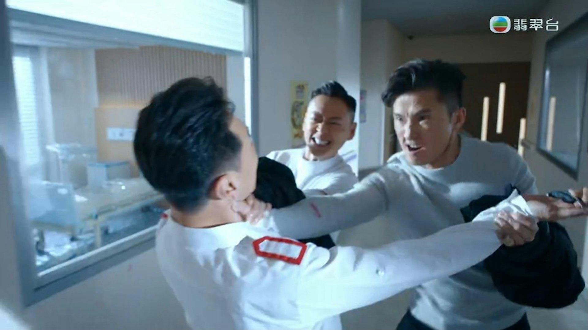 黃子恆在《奪命提示》與陳山聰和張振朗對打。(截圖)