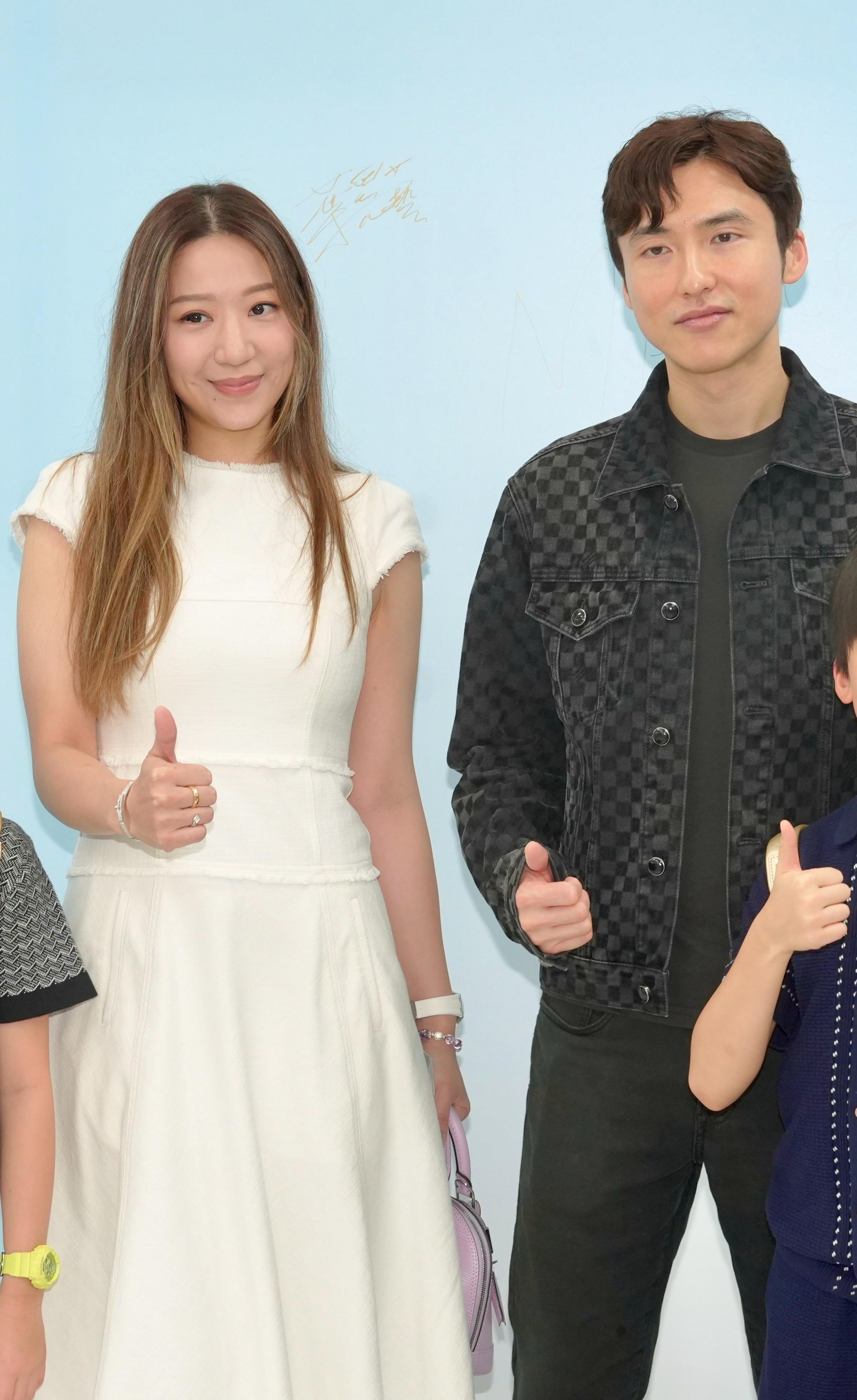 蔡加讚與太太汪鎂庭,亦有到來賀陳教練。