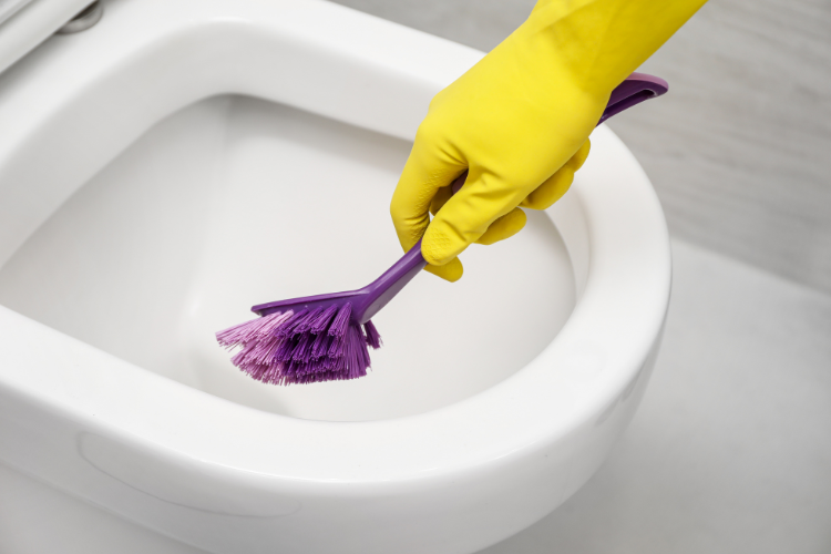 準備半杯醋和一湯匙梳打粉,倒入廁所後再靜置20分鐘,之後再輕抺乾淨。