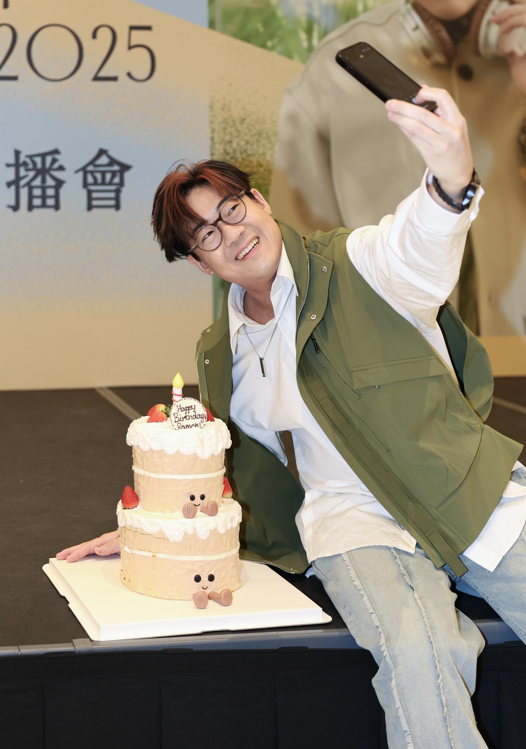 羅啟豪與近期爆紅JellyCat 毛公仔造型蛋糕自拍。