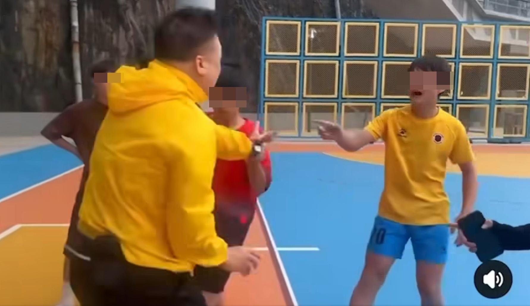 大叔暴衝疑想要攻擊一名身穿黃衣的年輕人。(網片截圖)