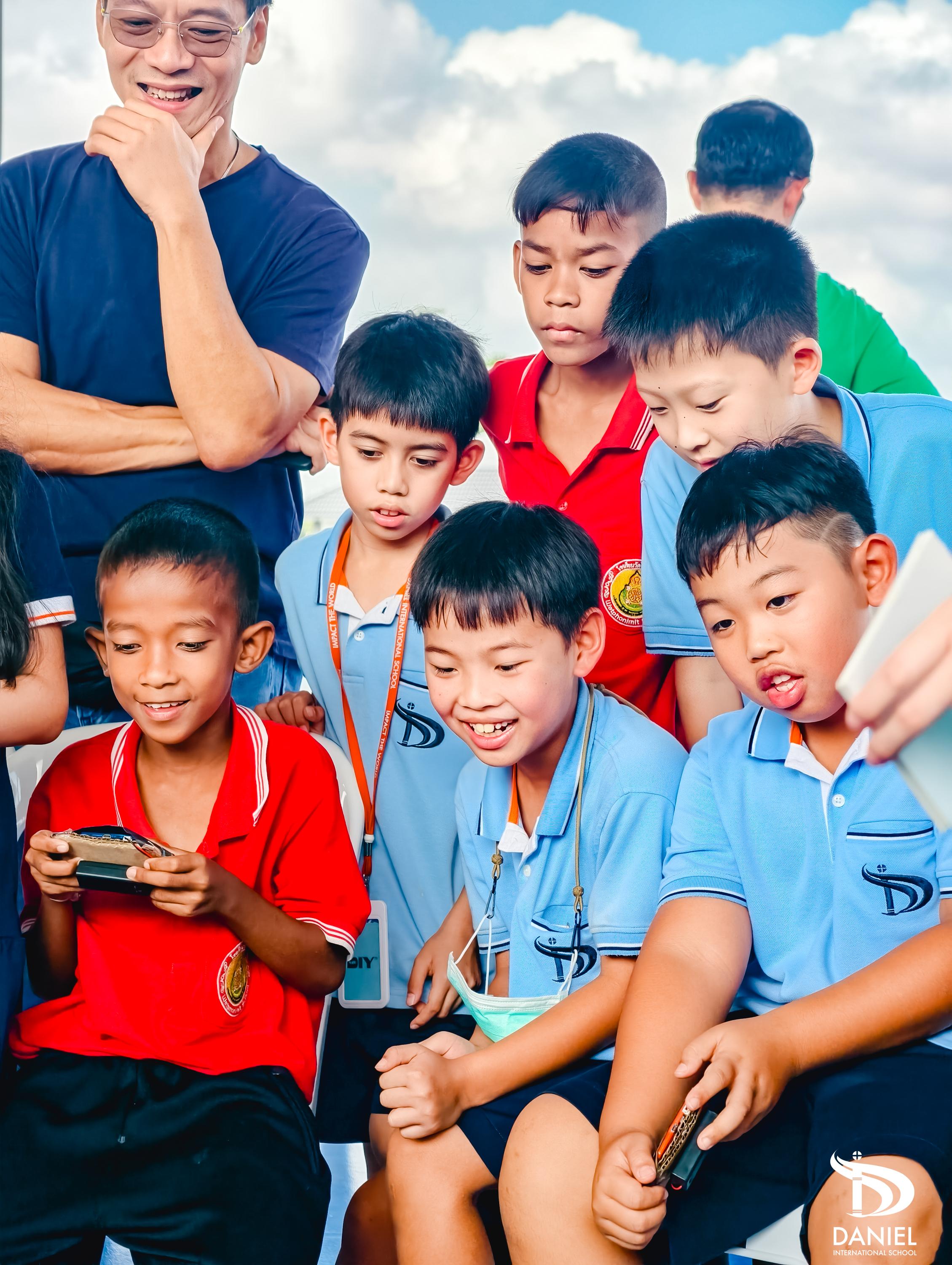泰國素叻他尼平民學生在機械車比賽中,運用所學的,展示實力。