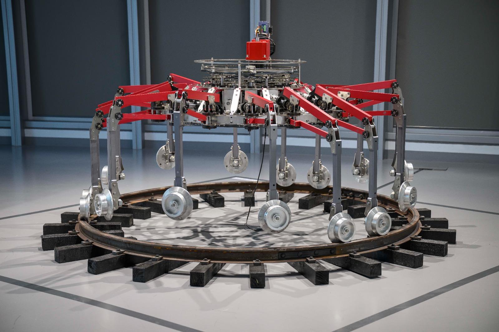 陳家俊裝置作品《步⾏鐵路》。