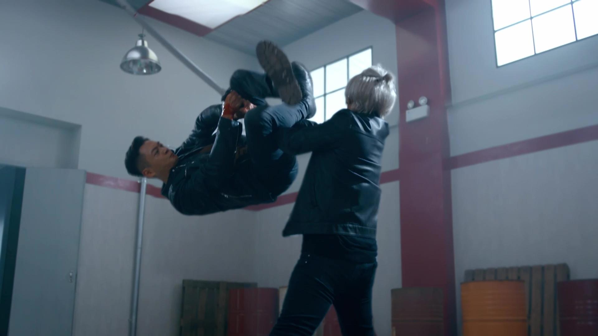 張振朗的「倒掛金鈎」展驚人體力。