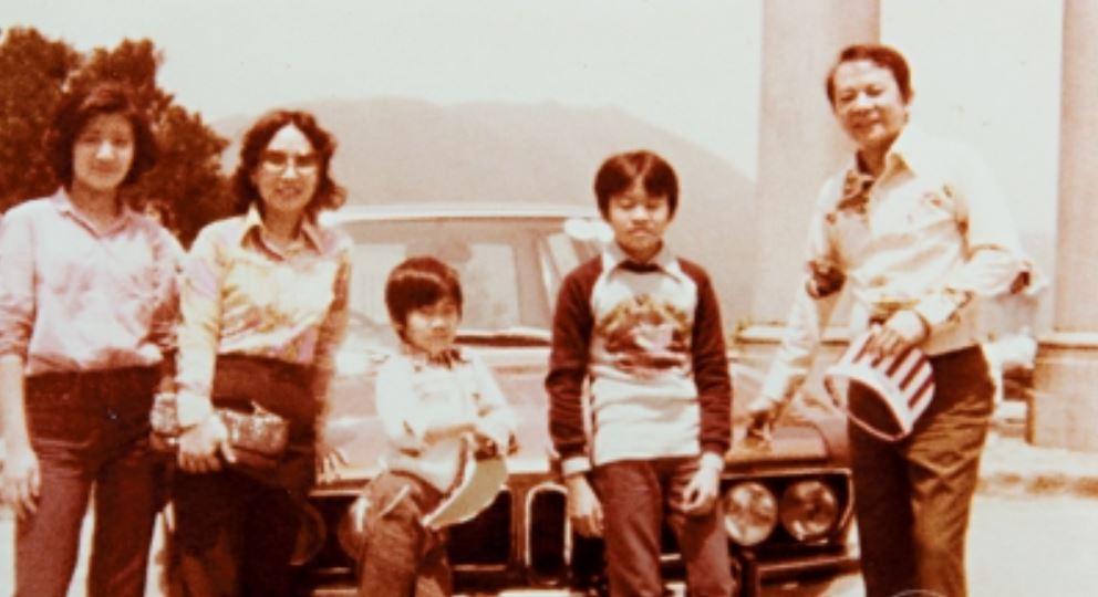 冬叔曾在訪問中提過以前為了生計,曾當酒樓職員、文員,甚至到夜總會工作,而每逢假日都會帶三子女去玩,從小到大關係親密。