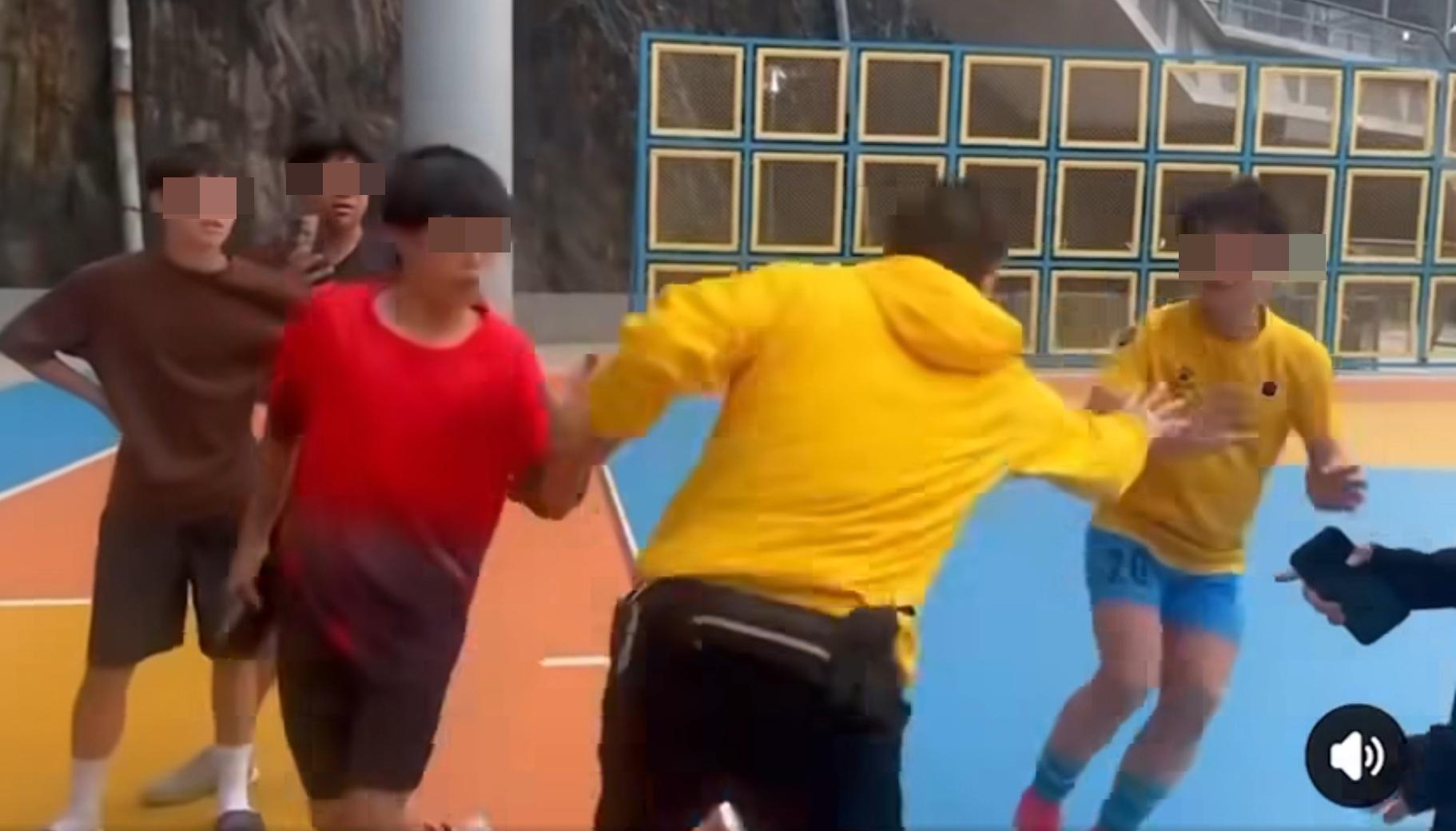 大叔暴衝疑想要攻擊一名身穿黃衣的年輕人。(網片截圖)