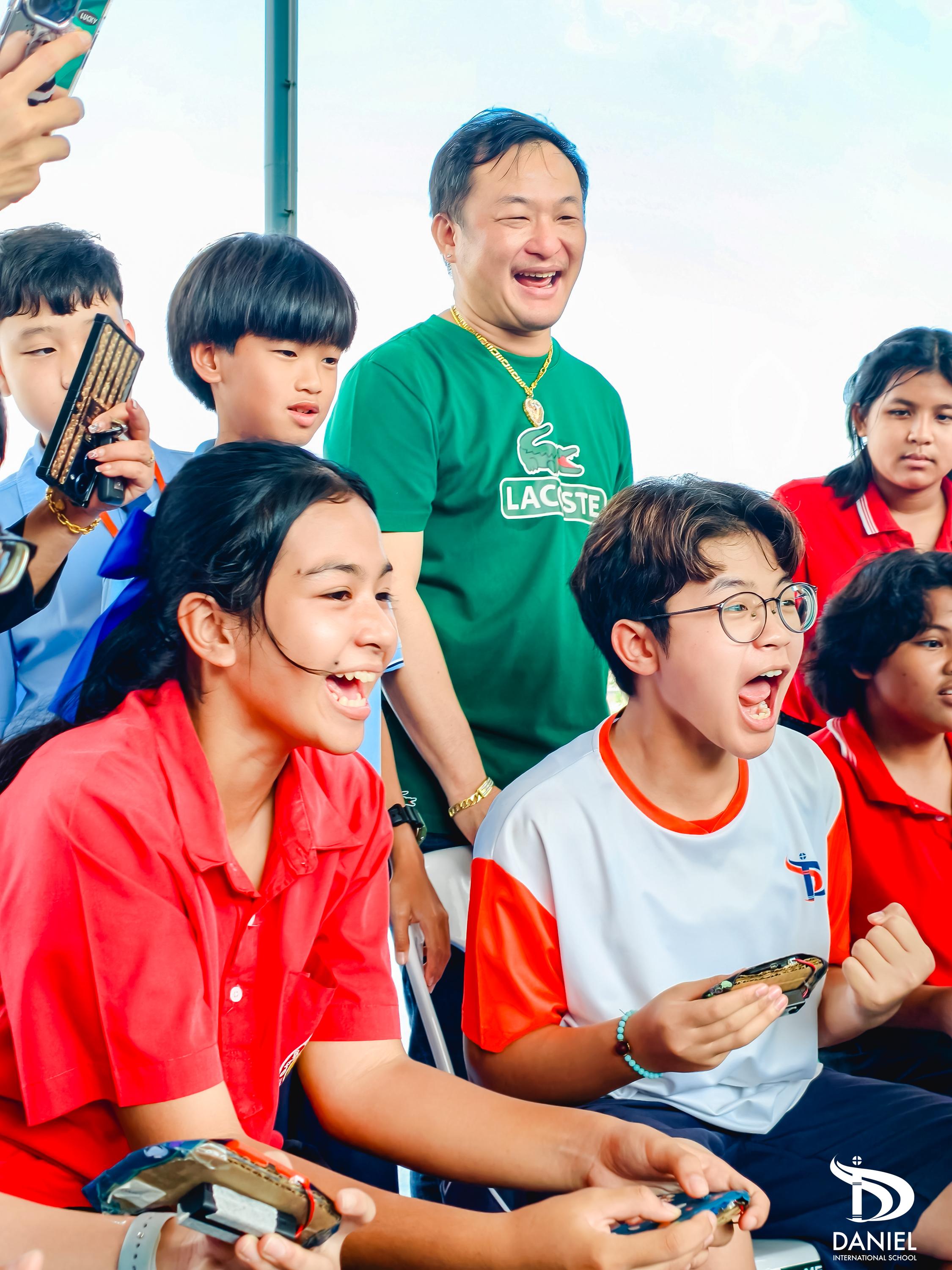 泰國素叻他尼平民學生在機械車比賽中,運用所學的,展示實力。