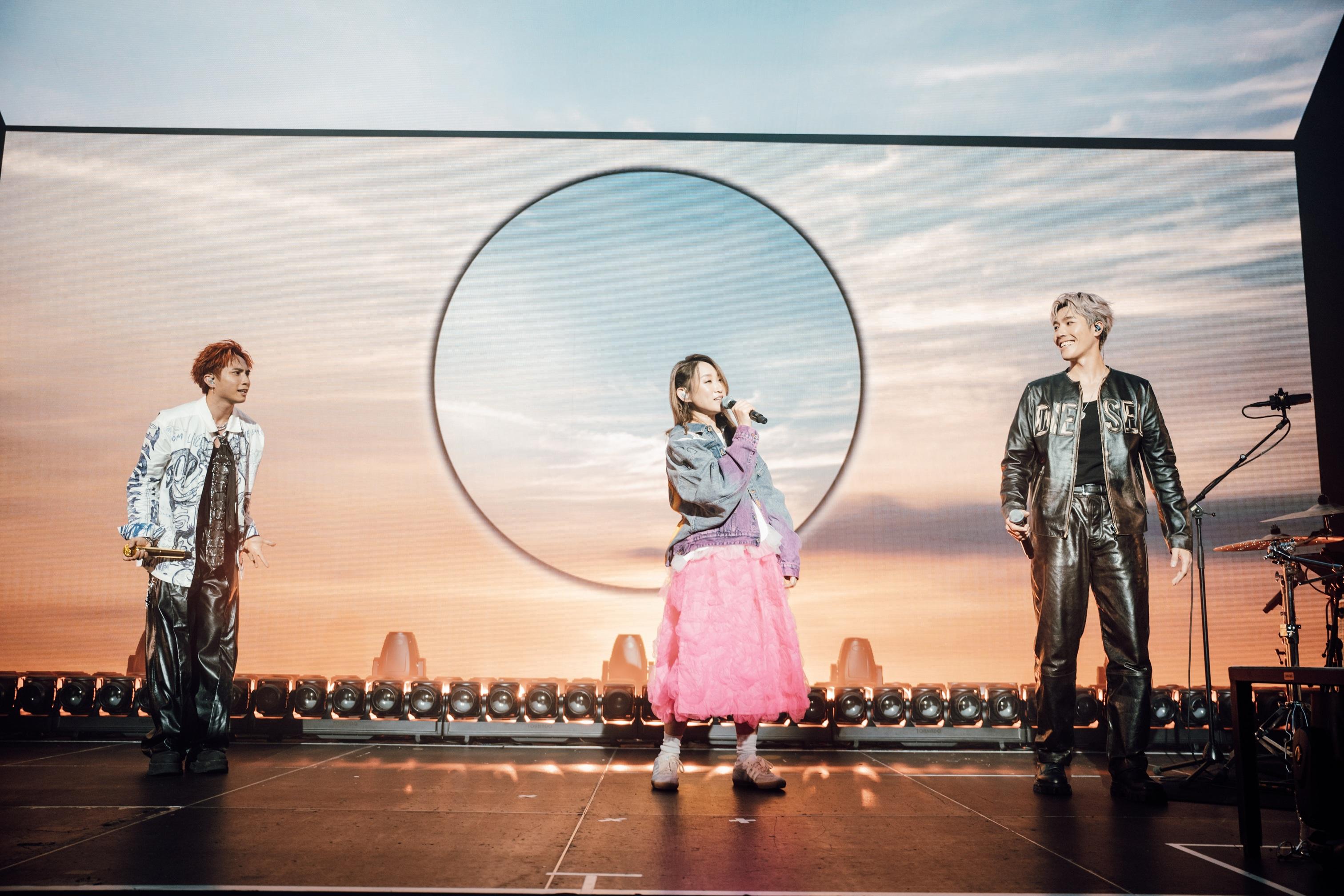 王菀之驚喜現身與 Billy 和 Teddy 唱《王菀之嘅歌鼓勵人》,全場歡呼。