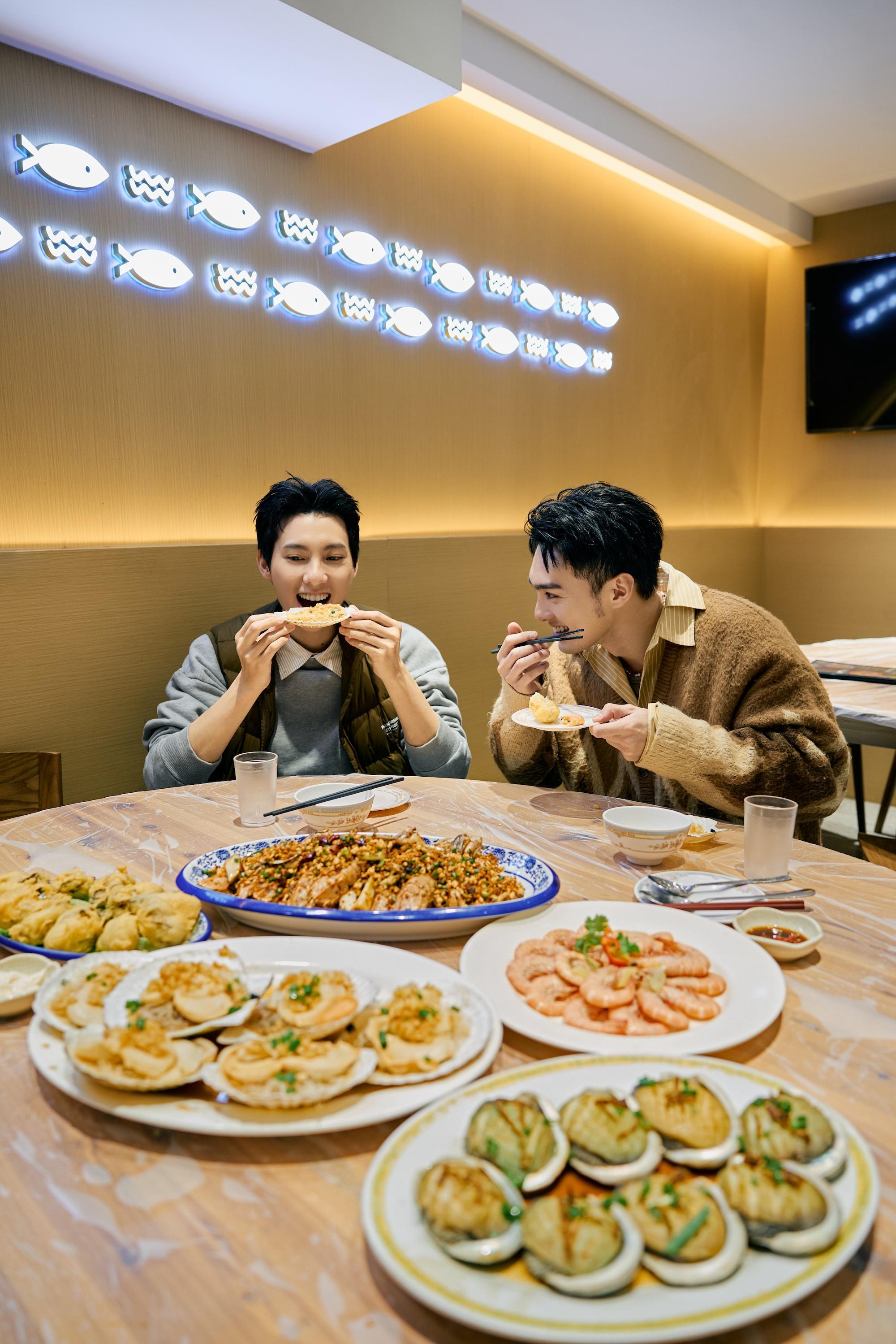 黃偉晉與彭千祐遊覽南區後到餐廳品嚐港式海鮮大快朵頤。