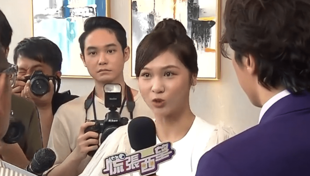 麥詩晴在《愛‧回家之開心速遞》飾演「慌張西望」主持。