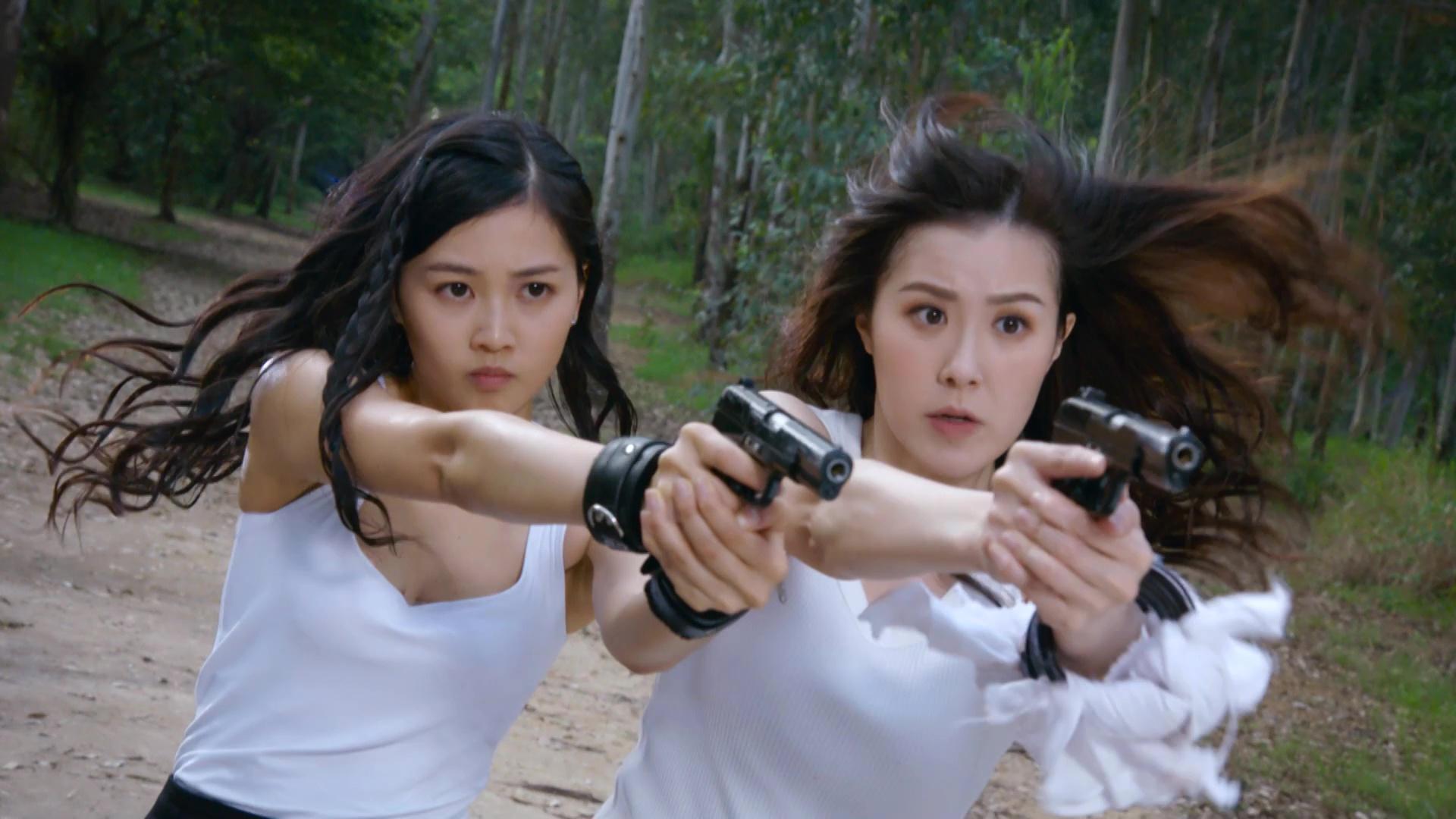 郭柏妍與劉佩玥同以純白小背心,配上飄逸長髮型爆揸槍。