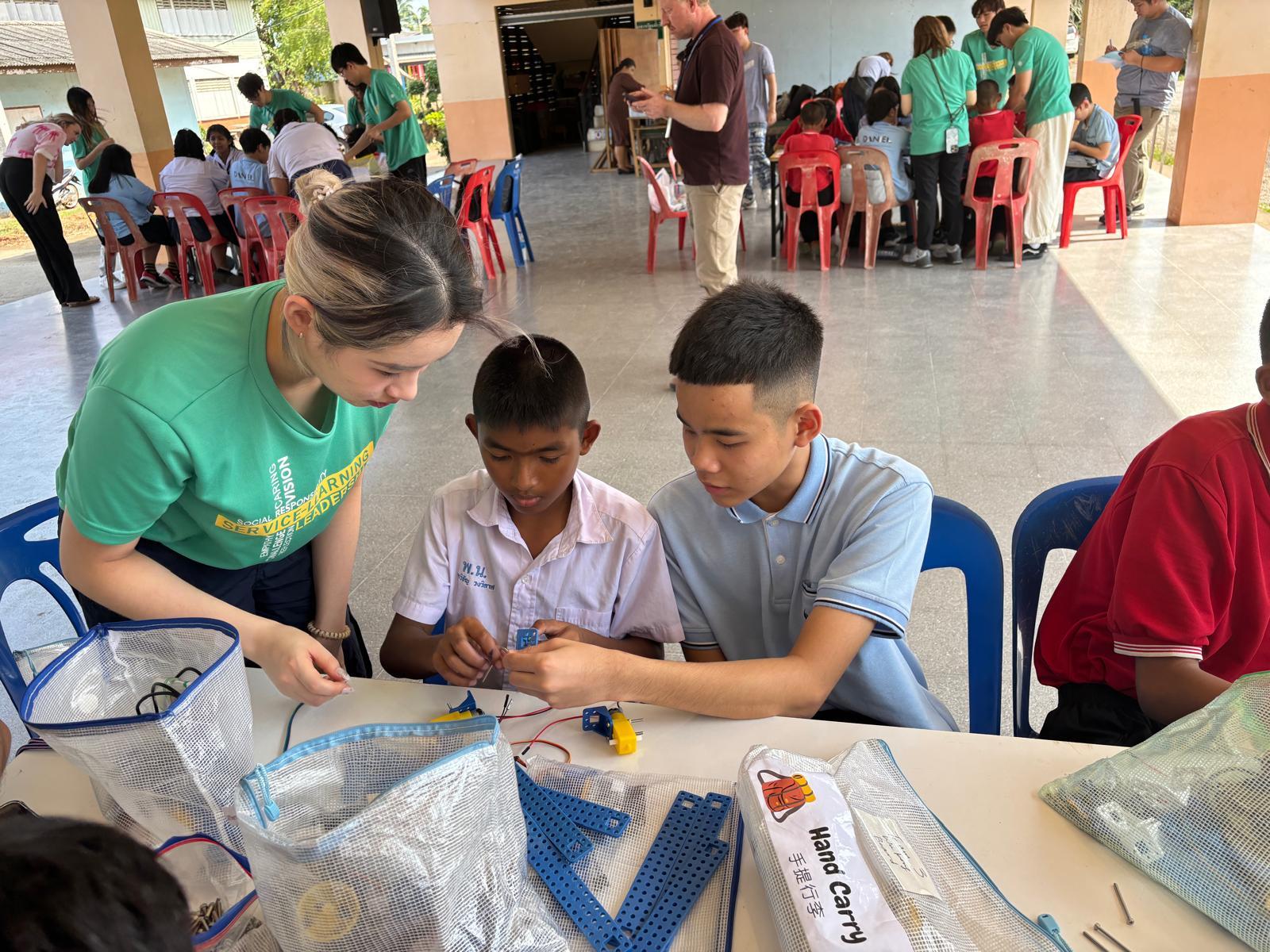 但以理國際學校學生Petch (右) 在過程中體驗到平民學生在知識及資源上與自己的差別。