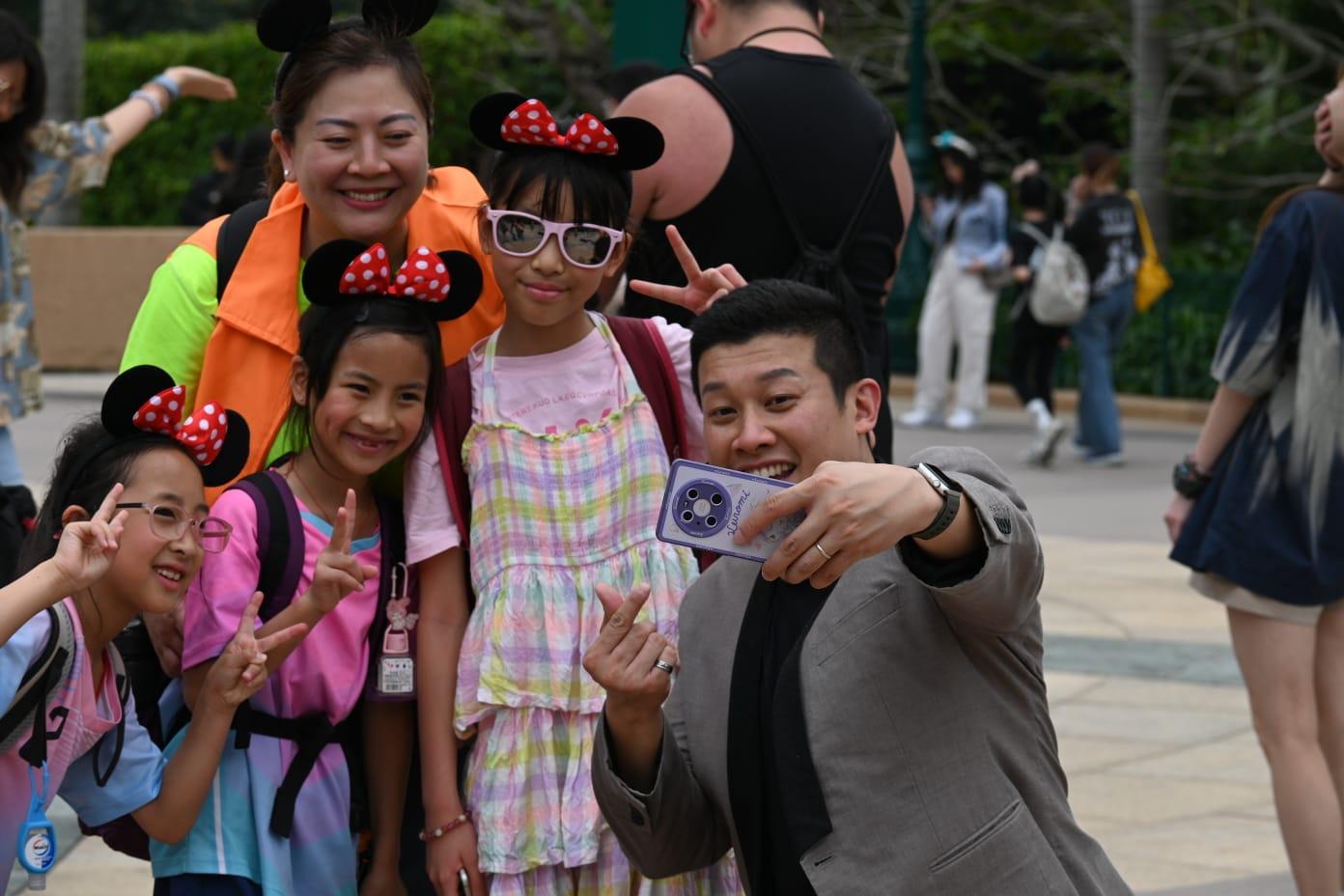 1蚊Joe獲得現場小朋友熱情歡迎。