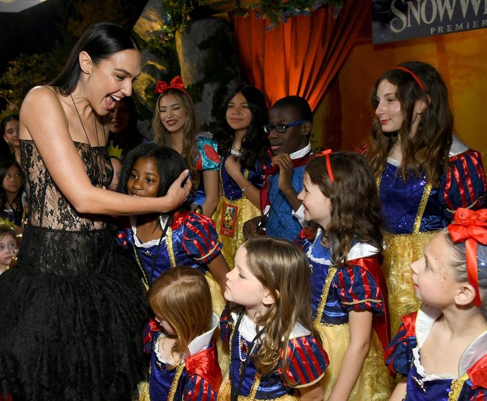 《白雪公主》荷李活首映 姬嘉鐸與麗素莎嘉娜傳不和