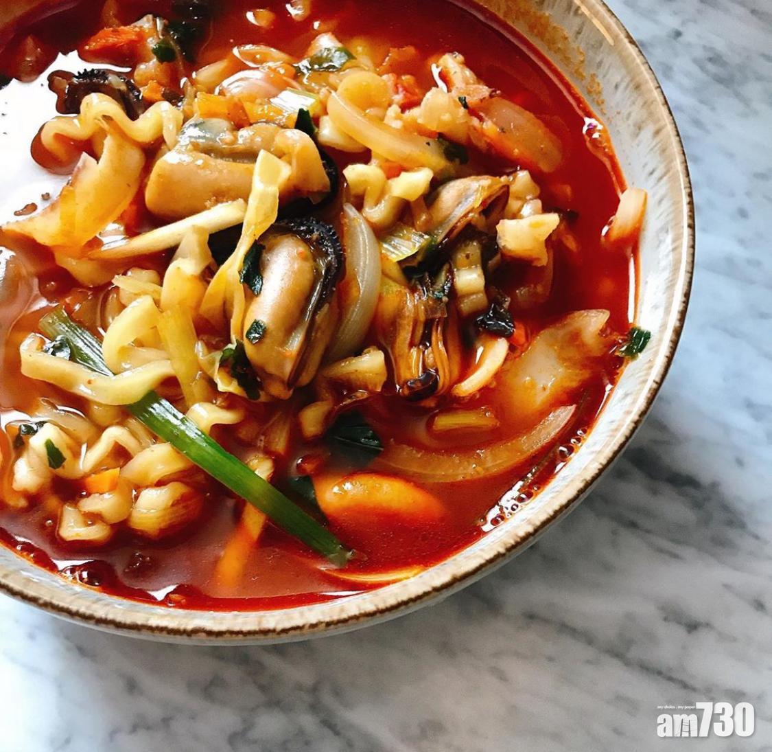 煮出來後特別像在韓國吃到的辣海鮮湯麵。