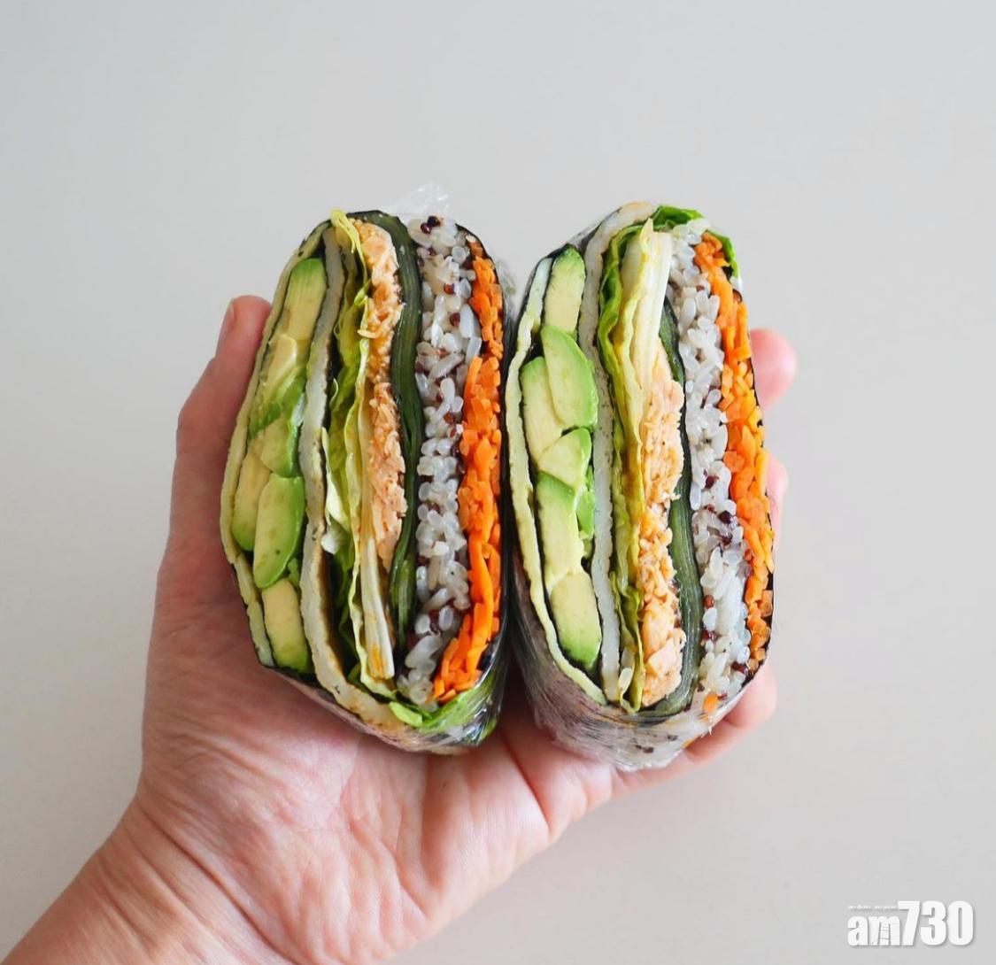 紫菜包飯的橫切面含多種顏色,既健康又好看。