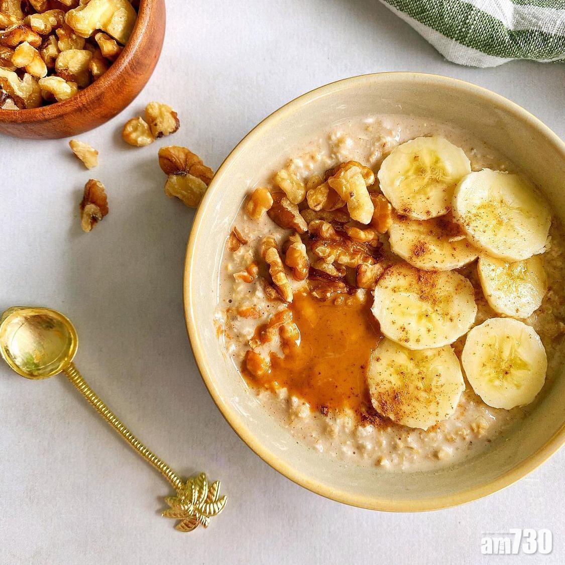 傳統燕麥預先製作後,第二天加入水果一起食用即可。