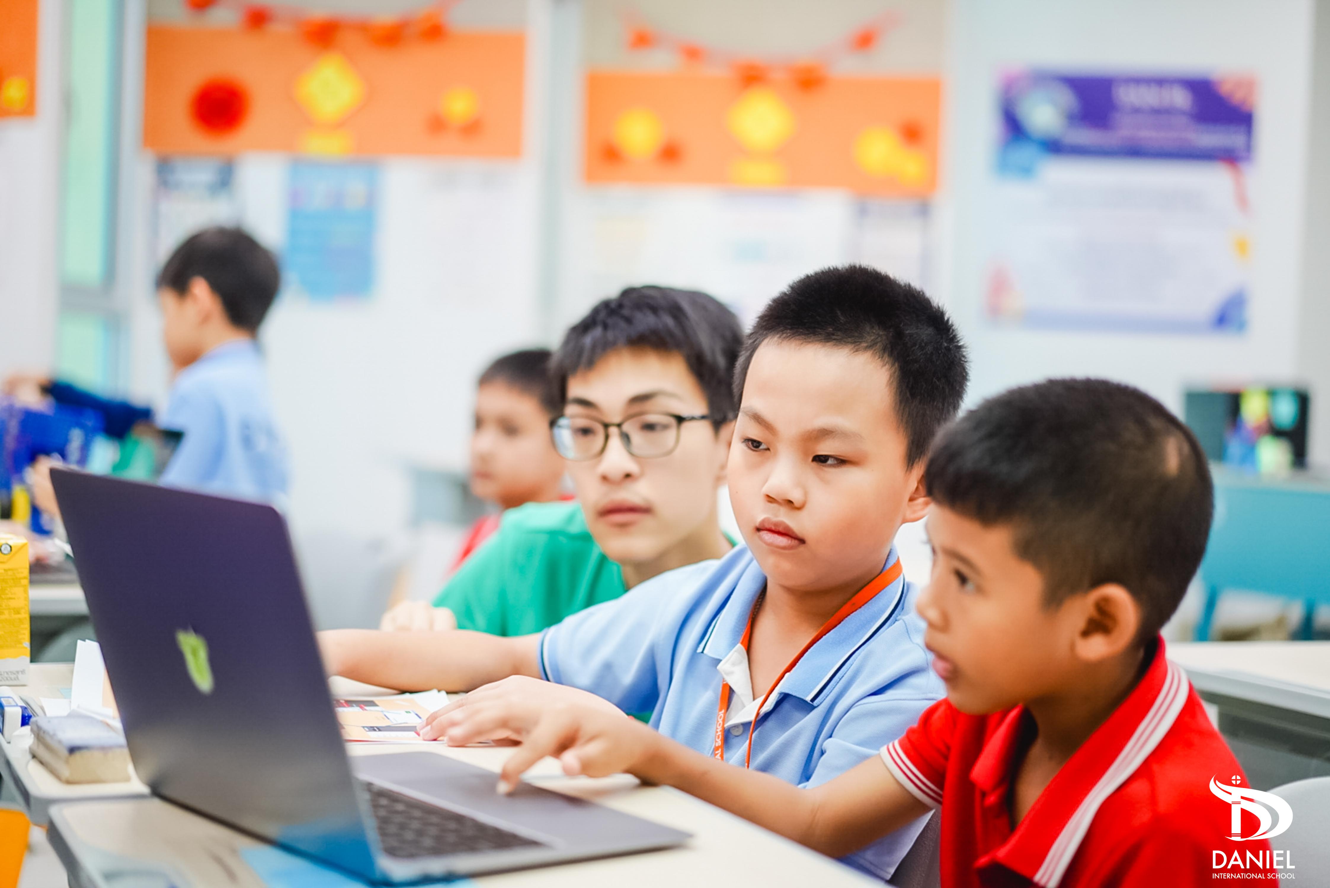 理大學生在反思活動中,教導但以理國際學校學生服務平民學生,培養同理心。