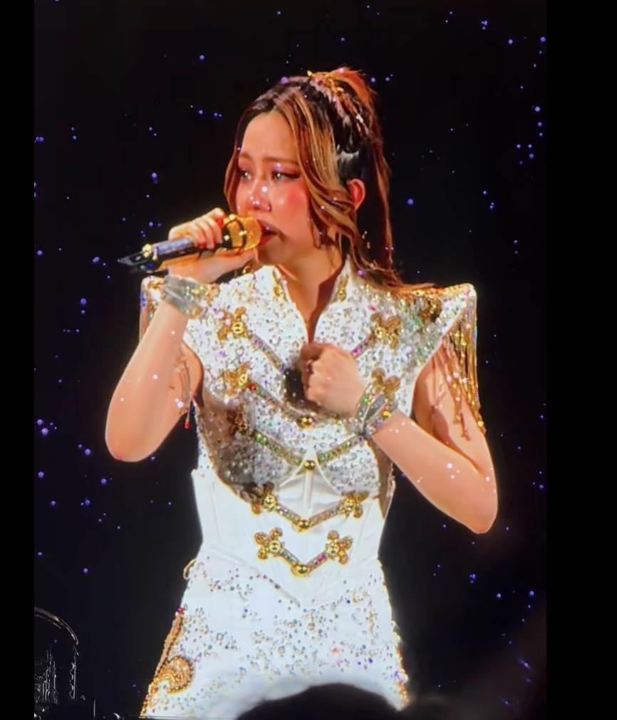 鄧紫棋在新加坡的演唱會上兩度落淚。