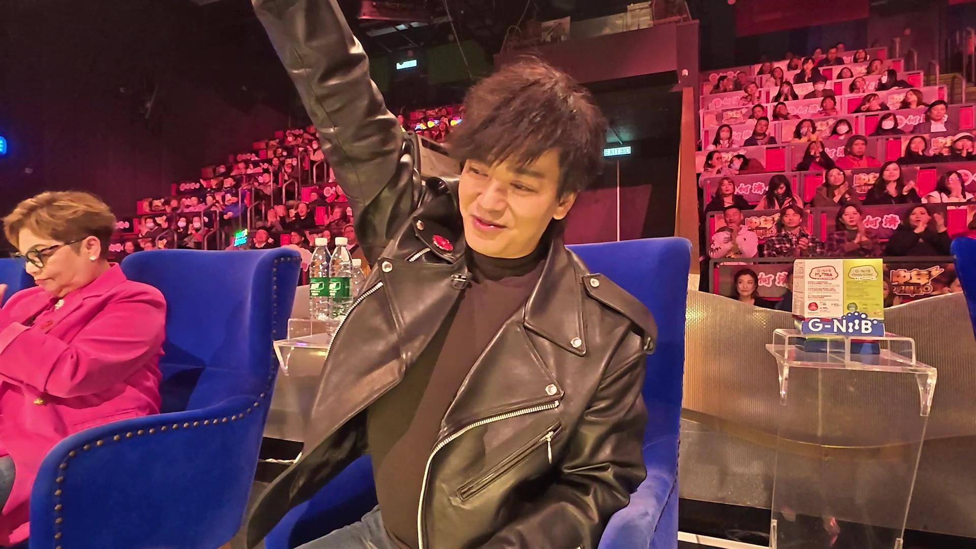 東東聽王鄭浚仁唱歌,一度興奮到企埋起身跳舞。