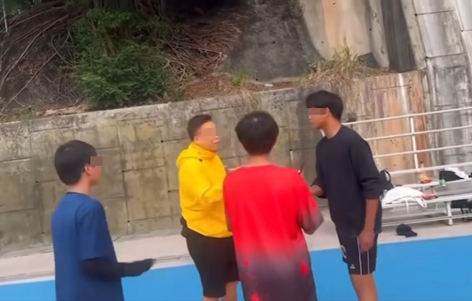 網上熱話|球場大叔爭場挑釁後生仔,追人不成反仆倒。(網片截圖)