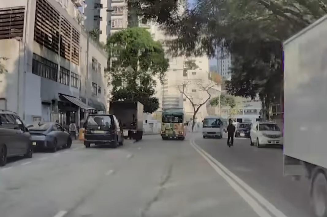 荃灣發生驚險意外。(fb「車cam L(香港群組)」截圖)