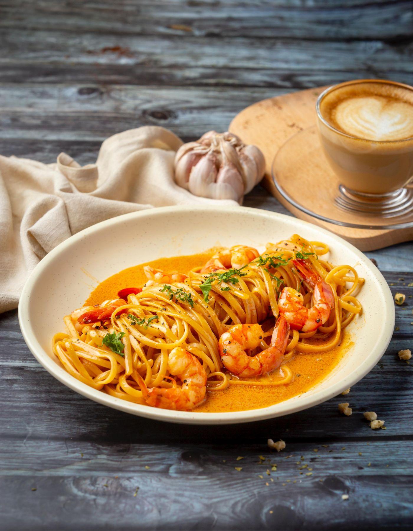 自選意粉推介蝦頭汁炒大蝦意粉,鮮上加鮮。