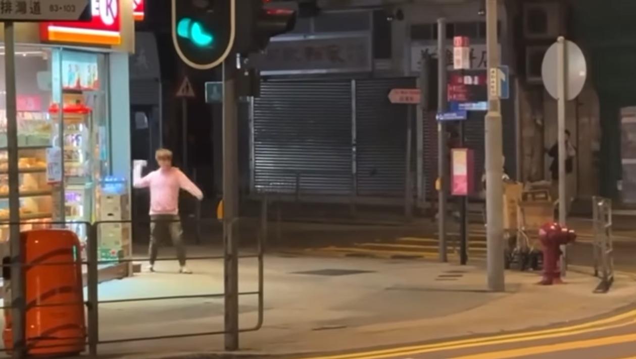 田灣發生刑事毀壞案。(fb「香港突發事故報料區及討論區」截圖)