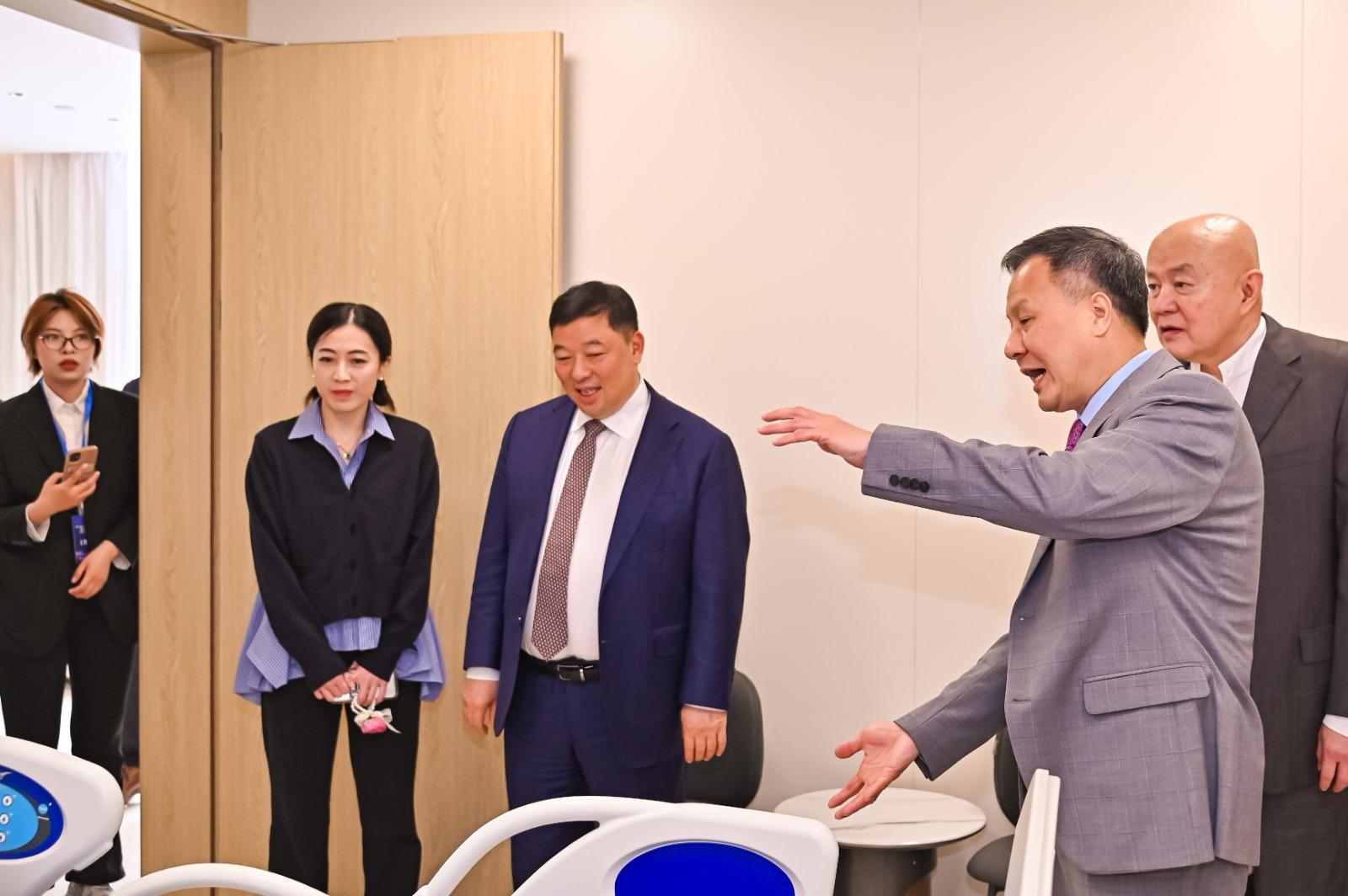 甘比與一眾嘉賓參觀「劉鑾雄樓」的設施。