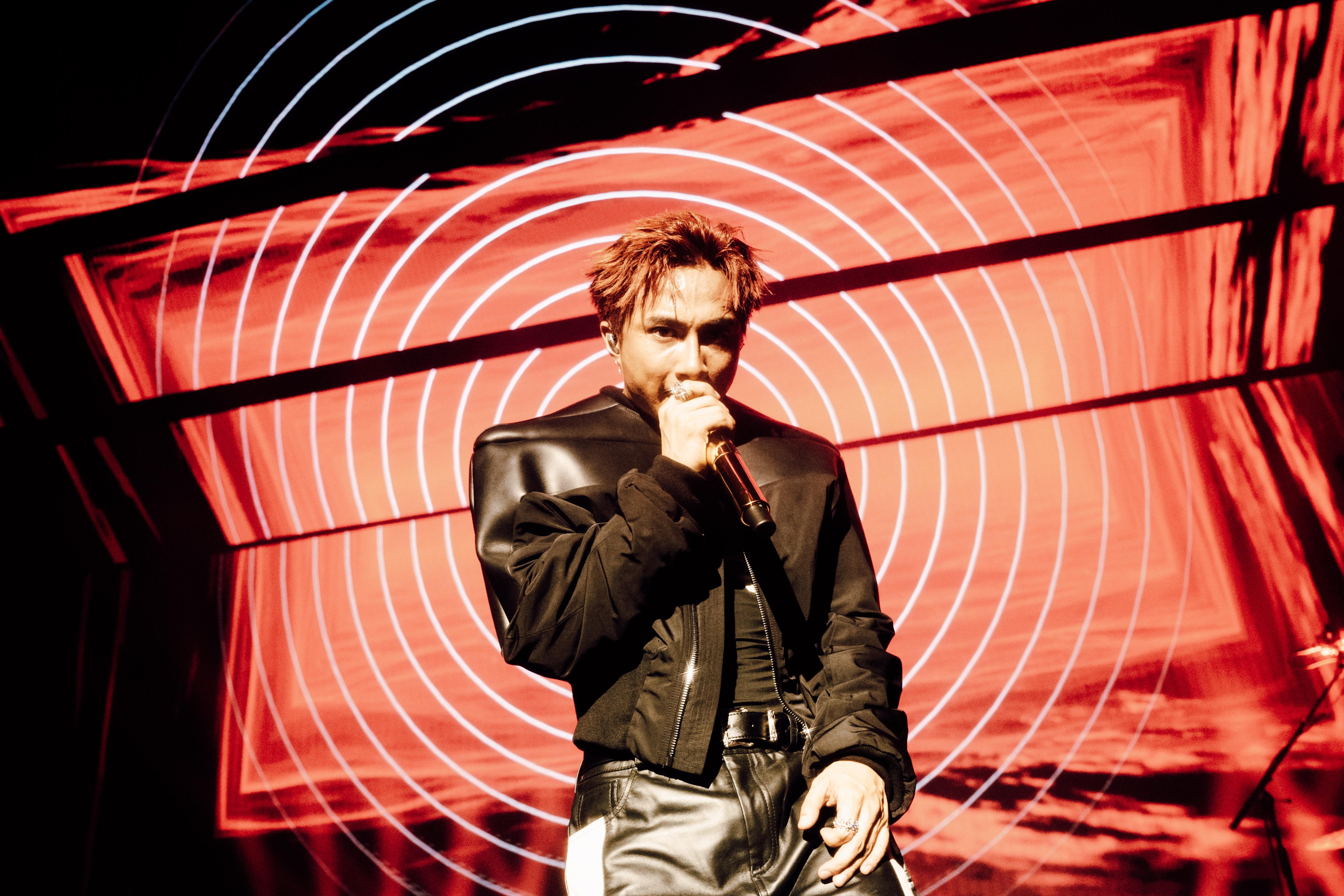 Billy剛出道時曾遭受不少批評,但他並沒有選擇網上爭辯,而是用音樂回應。