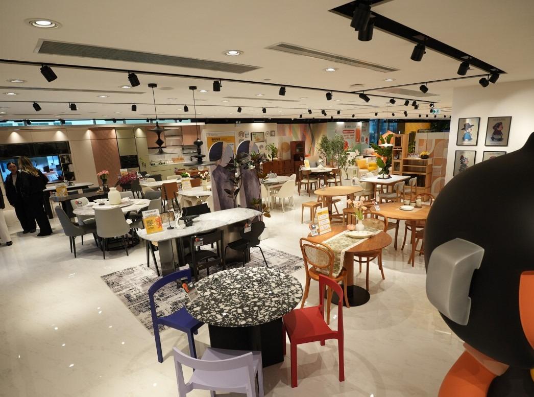 淘寶家具實體店的飯廳區及餐桌區,陳列了不同優質桌椅供顧客選擇。(圖片來源:當代中國)
