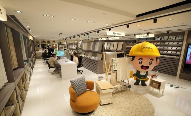 淘寶家具實體店有七大專區,裝修材料區雲集不同石材、布料,現場有不少顧客在觸摸材料質地、細意挑選。(圖片來源:當代中國)