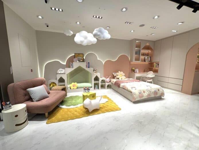 父母都重視孩子的空間,淘寶家具實體店的睡房區內有不少兒童睡房、書桌等的布置。(圖片來源:當代中國)