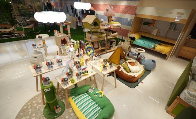 應港人喜歡養寵物,淘寶家具實體店設了一個寵物區,不少家具都標榜「毛孩友善」,不易被刮花。(圖片來源:當代中國)