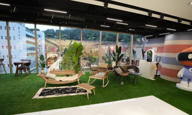 淘寶家具實體店特設了一個戶外空間區,地上鋪上塑膠草地,營造大自然氣息。(圖片來源:當代中國)